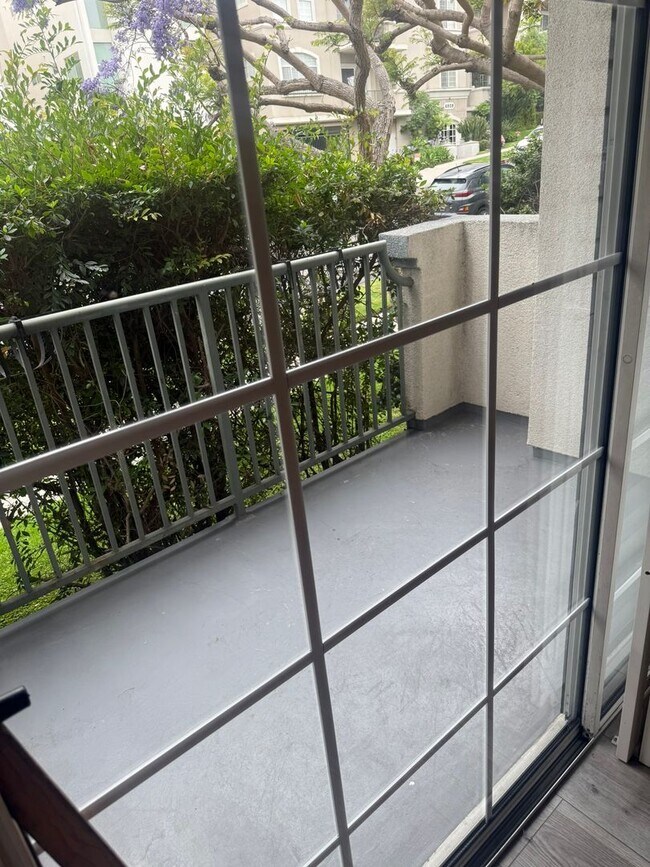 Building Photo - SPACIOUS AND BRIGHT 2+2 CONDO! CLOSE TO MA...