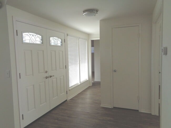 Building Photo - Pool Home with Fireplace & 2-Car Garage