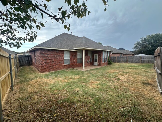 Building Photo - 2504 Thomas Dr