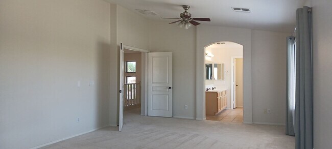 Building Photo - Spacious Two Story 4 Bed/3 Bath with Large...