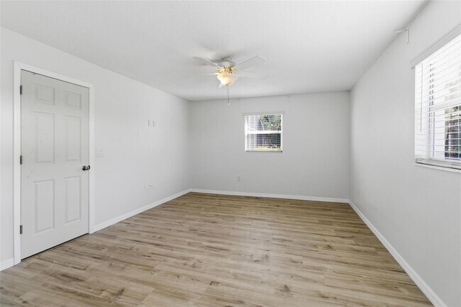 Building Photo - 5223 Shadow Lawn Dr