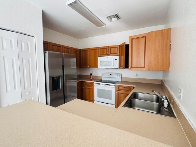 Building Photo - 821 Talia Cir