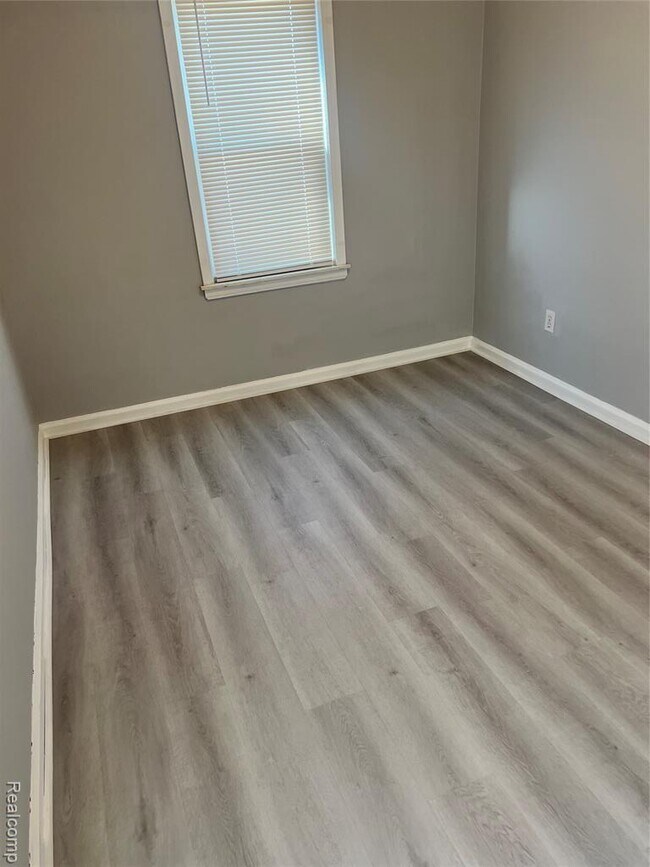 Building Photo - 18558 Woodland St