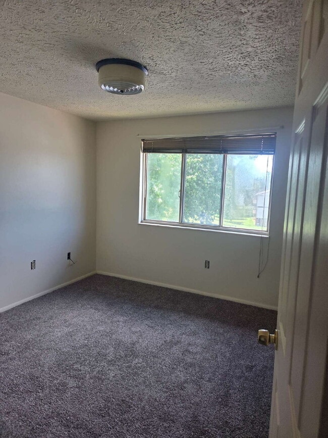 Building Photo - "3rd floor 2 BR Condo in Frederick - Your Cozy Retreat Awaits!"