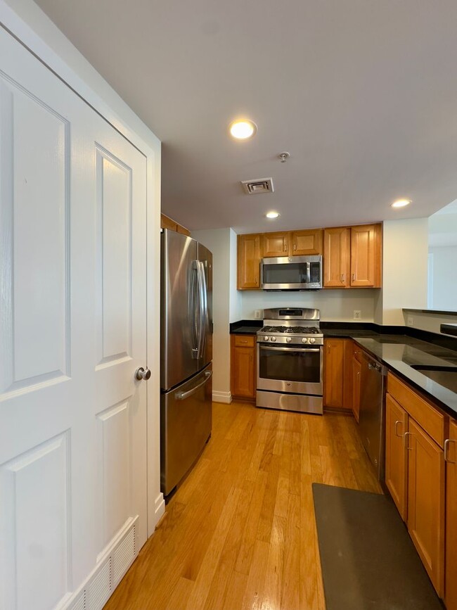 Building Photo - Spacious 2Beds/2baths Condo in the Heart o...