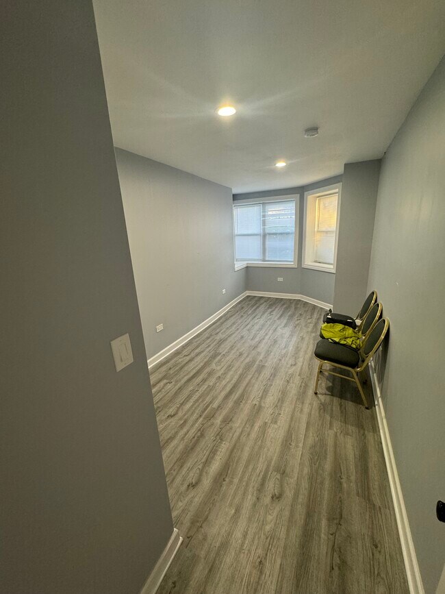 Room 1 - 4330 W Lexington St