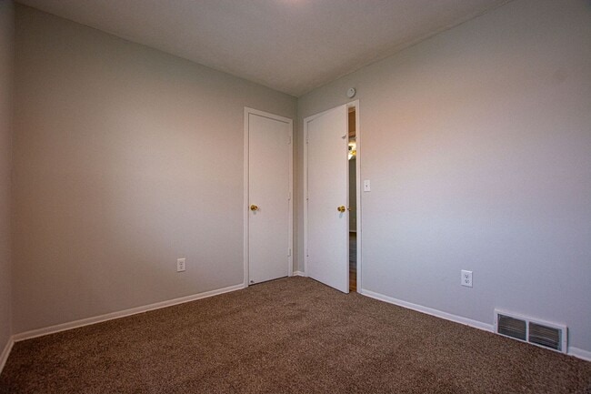 Building Photo - Split Entry 3 Bedroom / 2 Bathroom Home