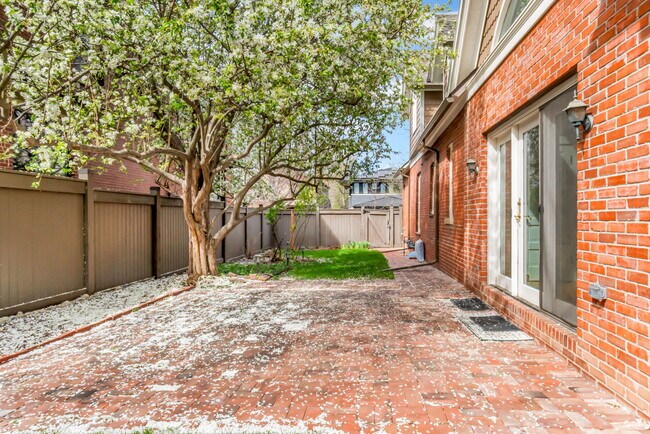 Building Photo - 1036 S Race St