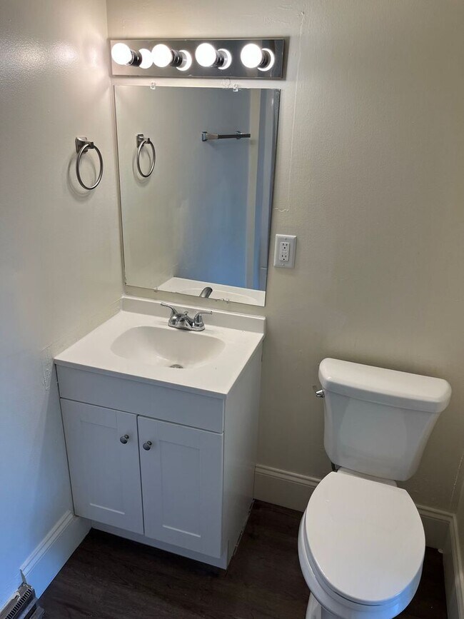 Building Photo - Spacious one bedroom 2nd floor apartment - Completely Remodeled!