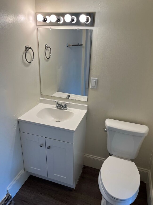 Building Photo - Spacious one bedroom 2nd floor apartment -...