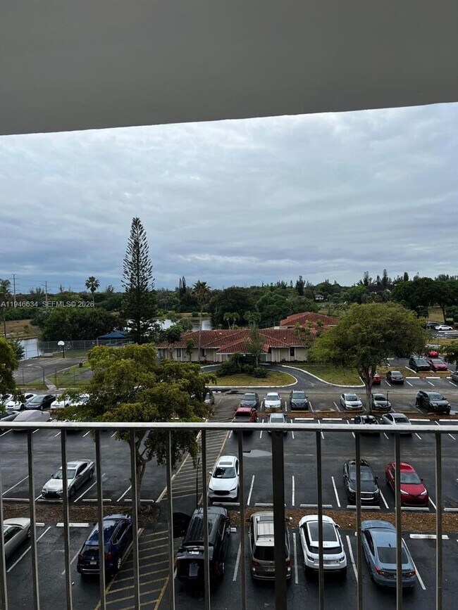 Building Photo - 4164 Inverrary Dr