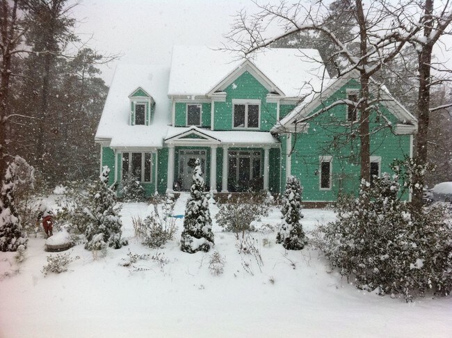 Building Photo - 221 Hickory Ln