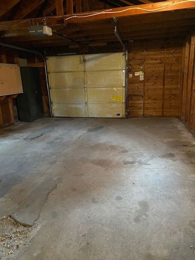 Building Photo - 3 Bedrooms, 2 Bathrooms Single Family Home in Brainerd, MN w/detached garage