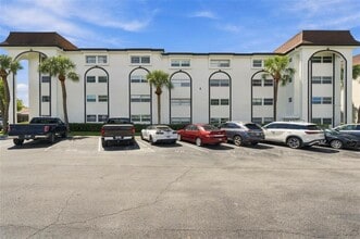 Building Photo - 2525 W Bay Dr