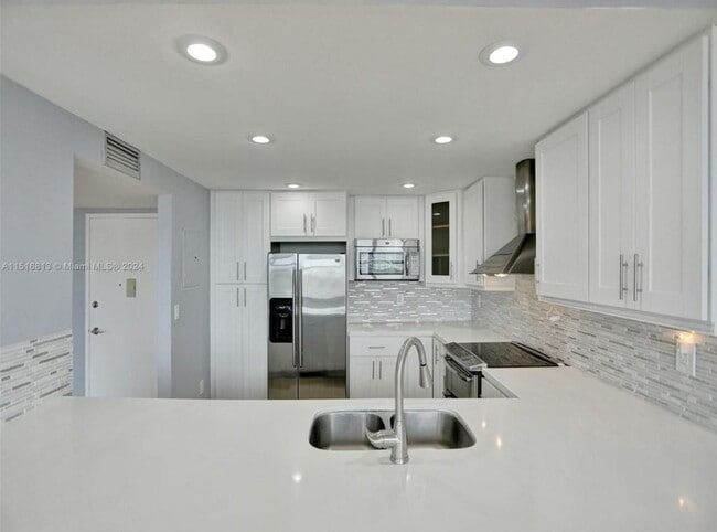 Building Photo - $2,900MONTHLY;11930 N BAYSHORE DR #601 NOR...