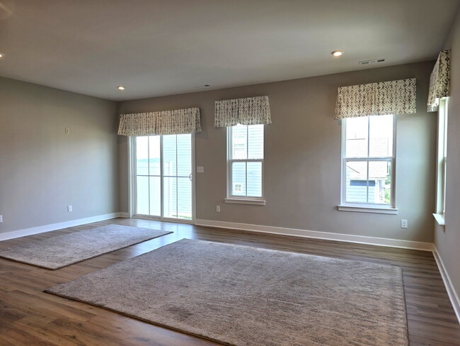 Building Photo - 3 Bedroom, 2.5 Bath End Unit Townhome on C...