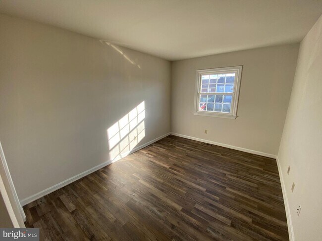 Building Photo - 300 Garfield Ct