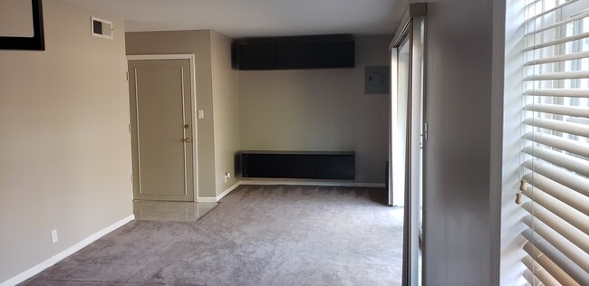 Building Photo - 128 Jamestown Ct