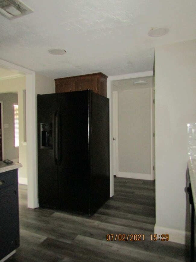 Building Photo - MACARTHUR AREA!! PETS NEGOTIABLE WITH OWNE...