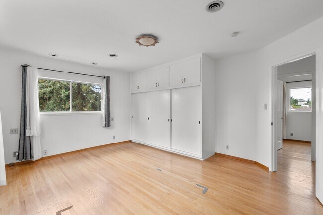 Building Photo - Upper Dimond/Lincoln Highlands Wonderful Craftsman Home!