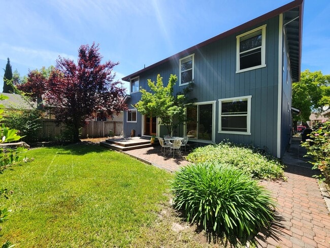 Building Photo - Spacious 4 Bed / 3 Bath Windsor Home