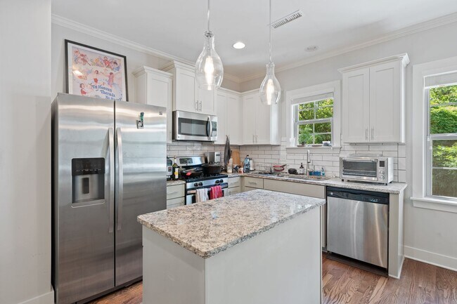 Building Photo - Delightful 3 bed, 2.5 Bath in the Heart of...