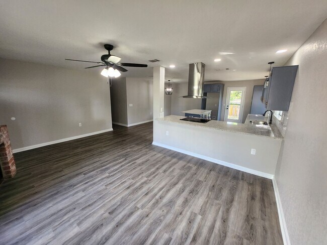 Building Photo - Move in ready. Fully remodeled