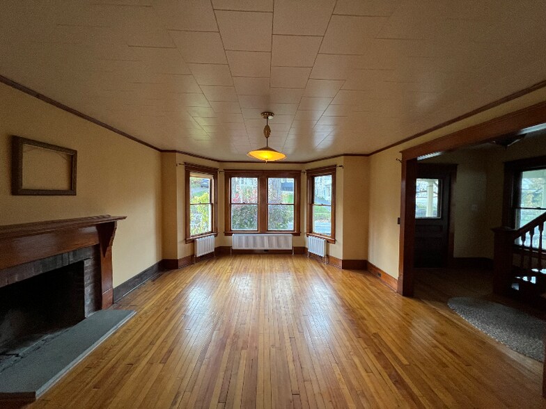 Building Photo - 2260 Lake Shore Rd