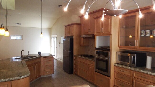 Building Photo - Clovis Dream Home with All the Bells & Whi...