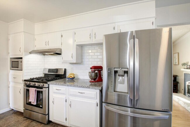 Building Photo - Great Central Davis 3 bedroom 2 bath home