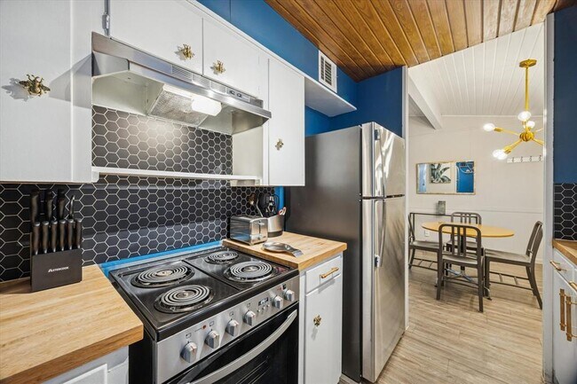 Building Photo - 211 Lessin Ln