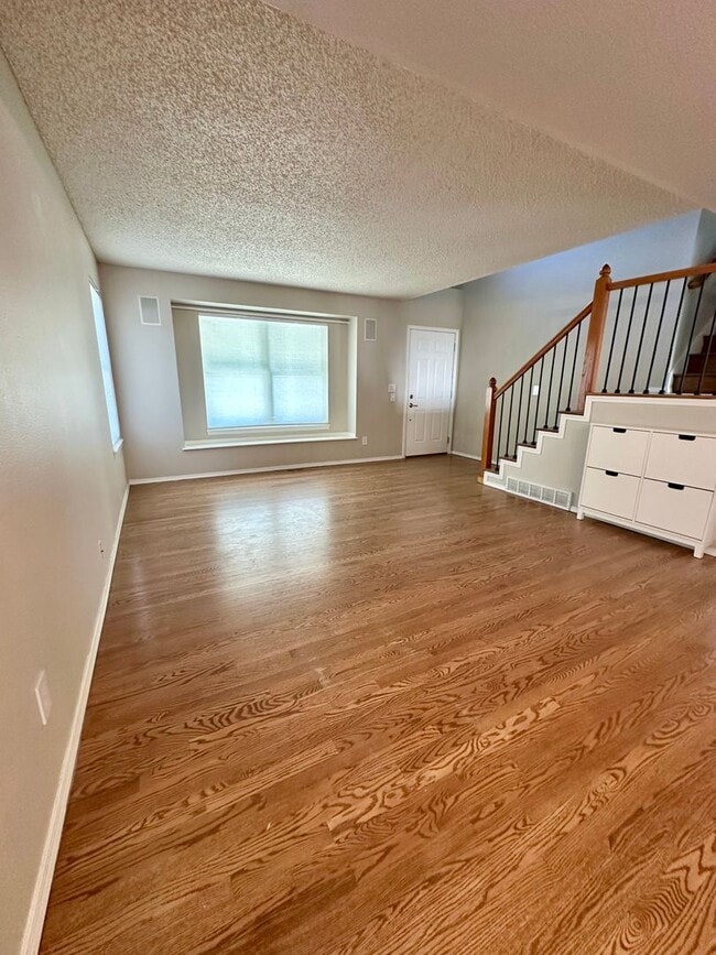 Building Photo - Beautifully Updated 5-Bedroom Home Near Ut...