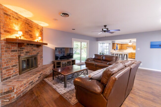 Building Photo - 1535 Primrose Dr