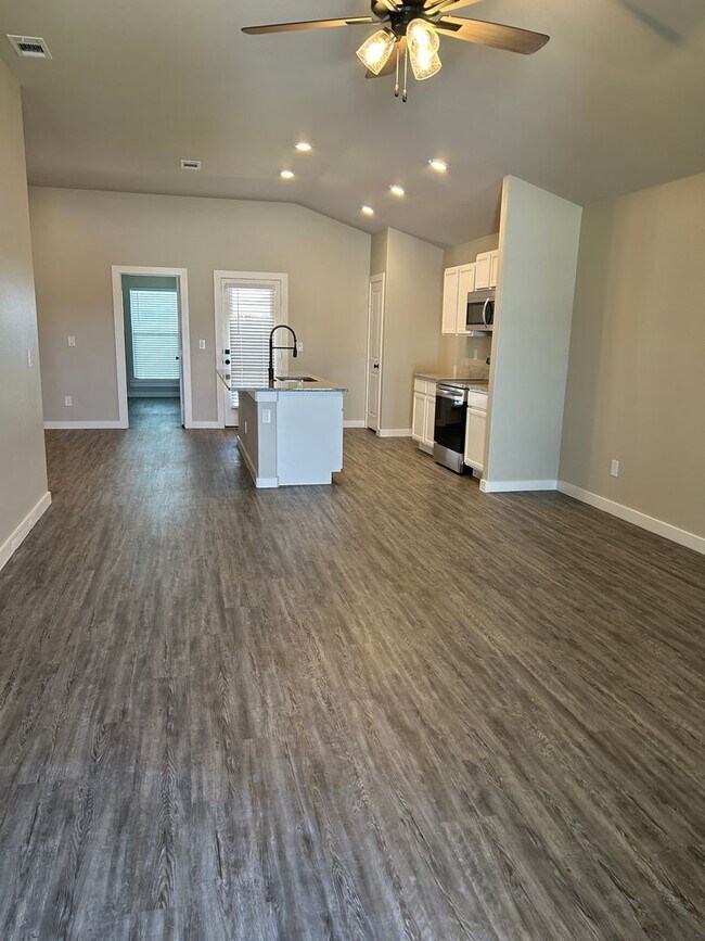 Building Photo - Pre-Leasing - Lovely Glowing Home in South...