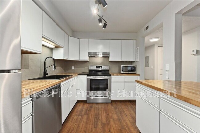 Building Photo - 3675 S Gekeler Ln