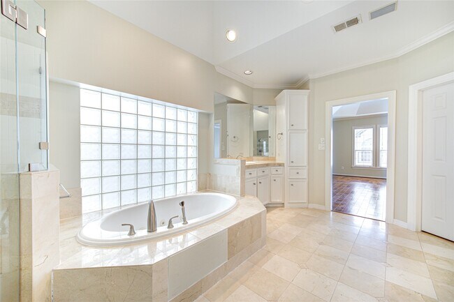 Building Photo - 2124 Nantucket Dr