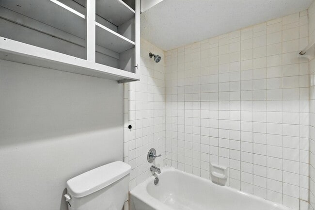 Building Photo - Charming 2/2 Duplex with Carport