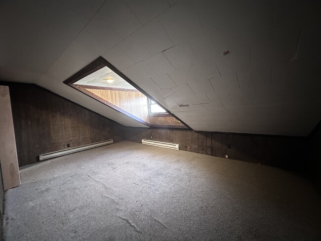 Building Photo - 208 English-E