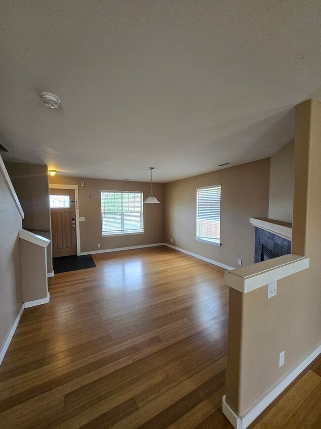 Building Photo - Beautiful 4 Bedroom 2.5 Bath in Rainier