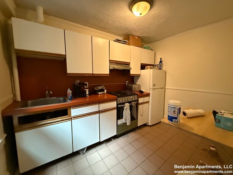 Building Photo - 94 W Cedar St