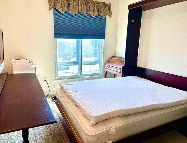 Building Photo - Turn Key Furnished 1 BR, 1 BA with Secure ...