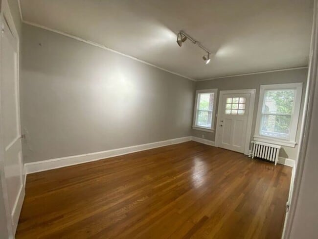 Building Photo - Experience the best of VA Highlands living! Cozy One Bedroom Apartment Available Now!