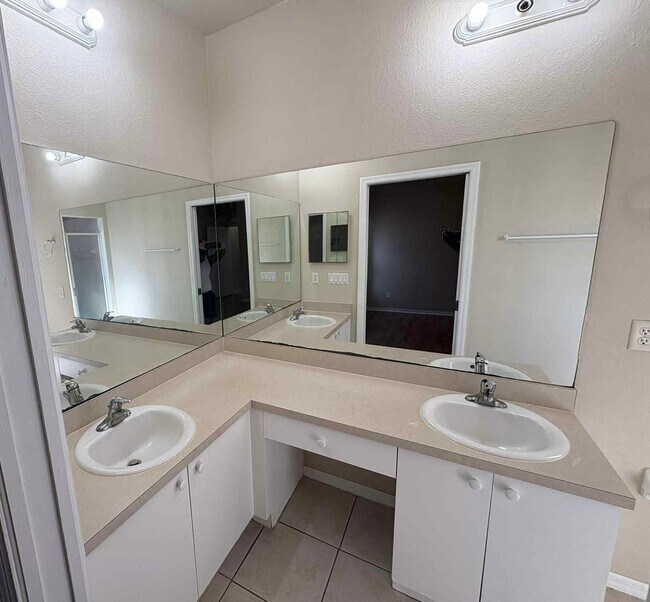 Building Photo - Charming 3-Bedroom 2 Bathroom and Garage in Lehigh Acres