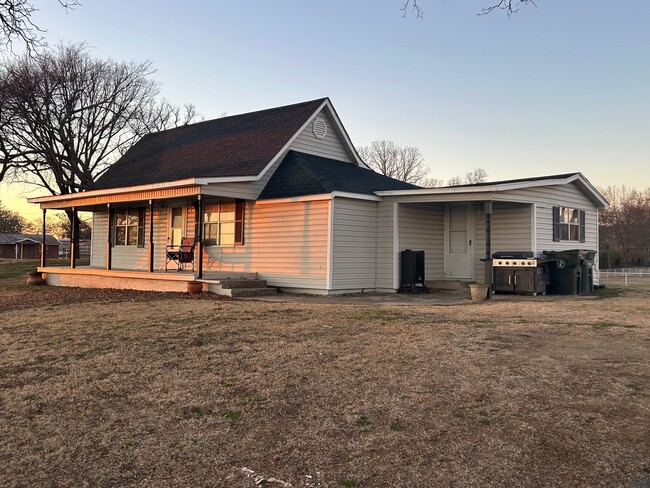 Building Photo - 3003 W Redwood Ave