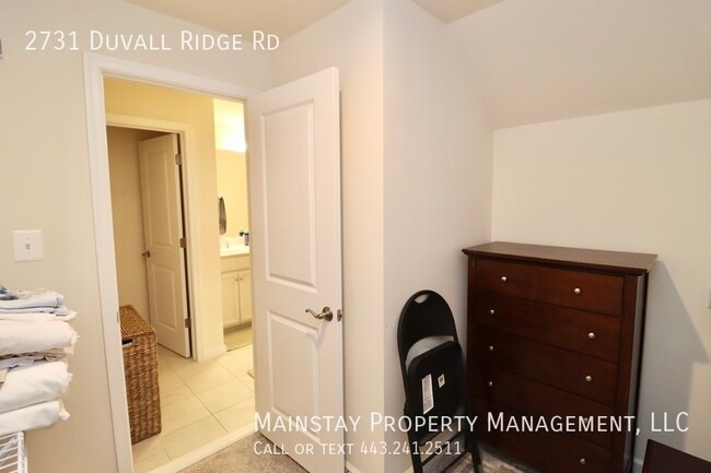 Building Photo - 2 Bedroom Plus DEN End Unit Townhome W Gar...