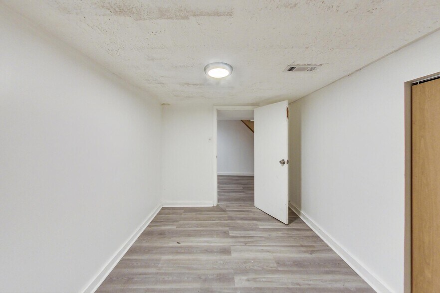 Building Photo - 3554 N Wilton Ave