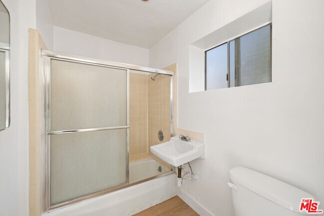 Building Photo - 312 S Maple Dr