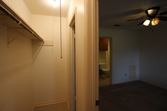 Building Photo - 12414 Cimmarron Dr