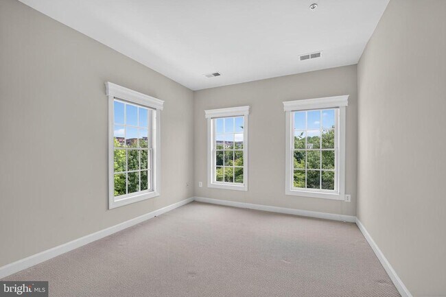 Building Photo - 30 Sharpstead Ln