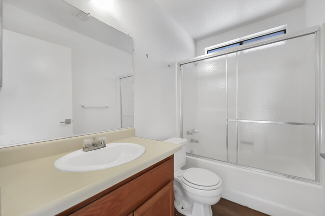 Guest Bathroom - 2039 Norloti St